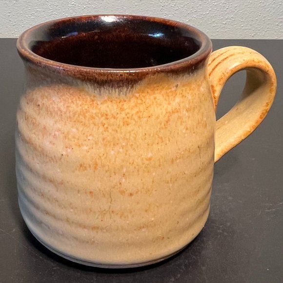 HM TOWER OF LONDON Embossed Pottery Souvenir Mug - Picture 5 of 9